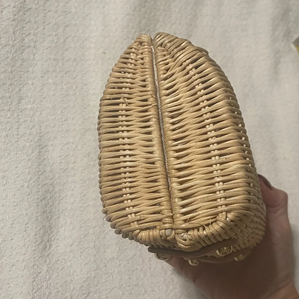 Nwot BTB Page Floral Clutch - Picture 7 of 12